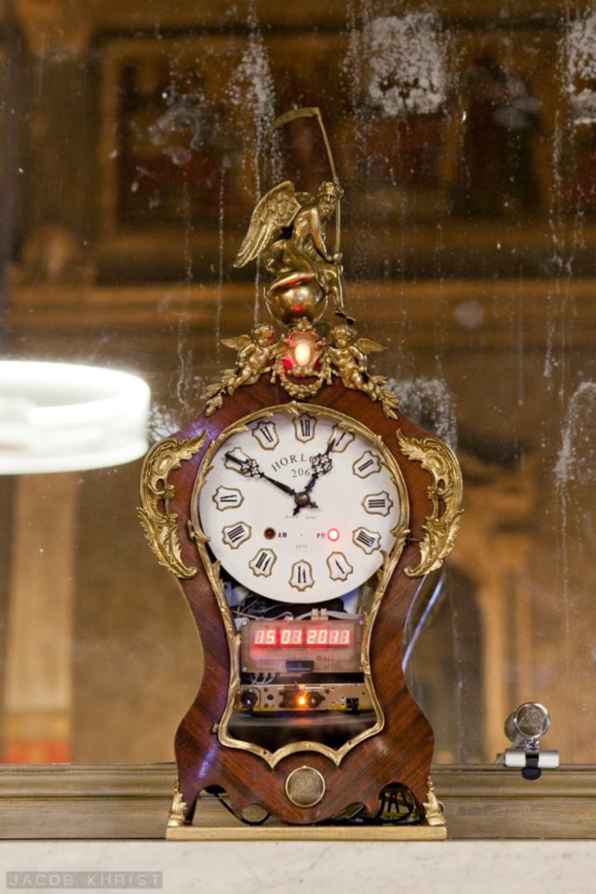 Horloge 2067 présentée dans une vitrine