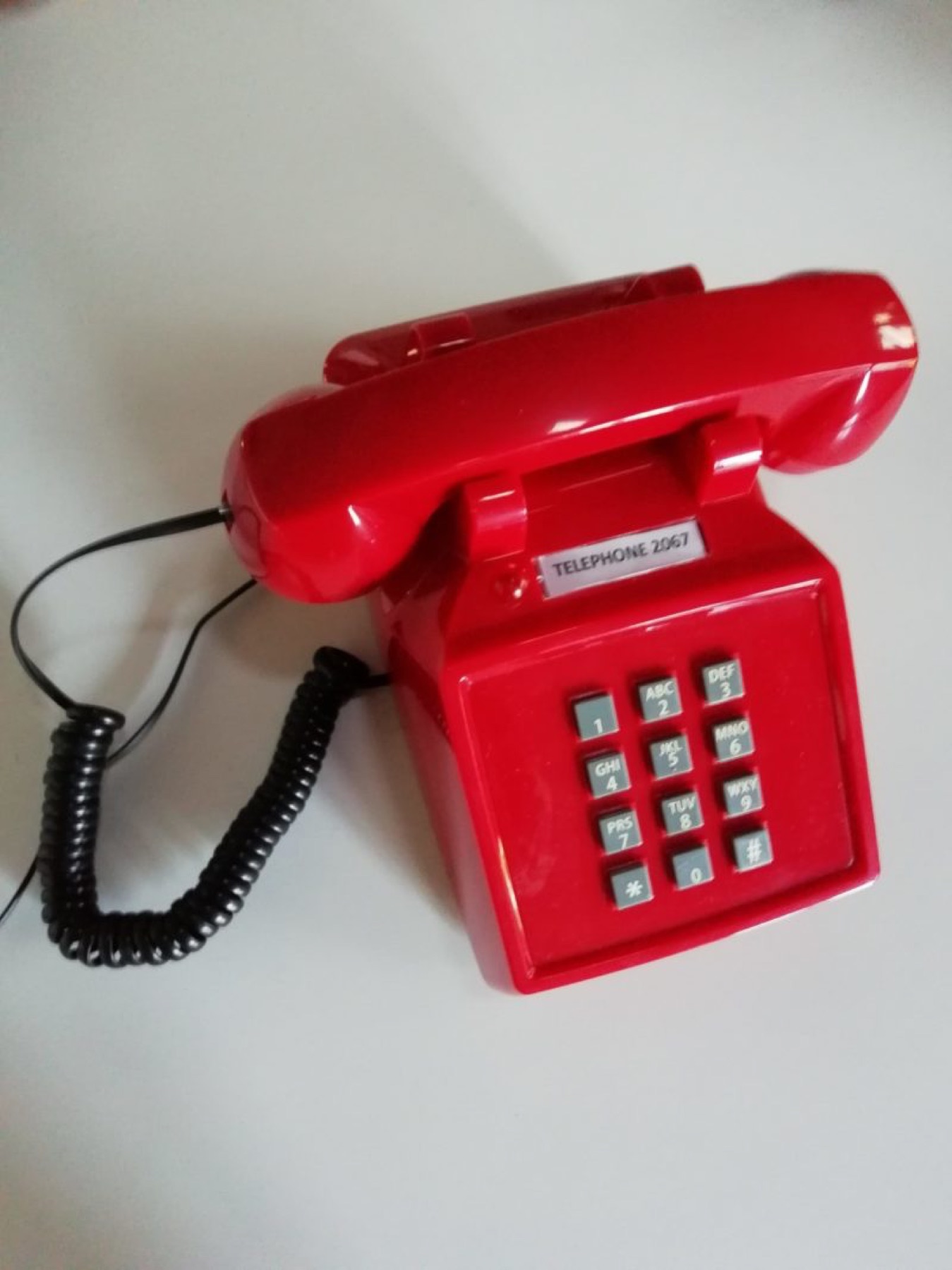 Téléphone rouge du projet Téléphone 2067